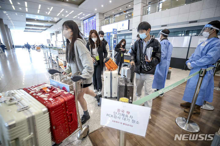 [인천공항=뉴시스] 정병혁 기자 = 22일 오후 인천국제공항 1터미널에서 중국발 승객이 PCR검사를 받기 위해 이동하고 있다. 2023.02.23. jhope@newsis.com