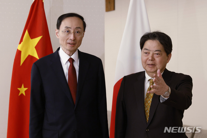 [도쿄=AP/뉴시스] 쑨웨이둥(왼쪽) 중국 외교부 부부장이 22일 일본 도쿄 외무성을 방문해 하야시 요시마사 일본 외무상과 만나고 있다. 2023.02.22.