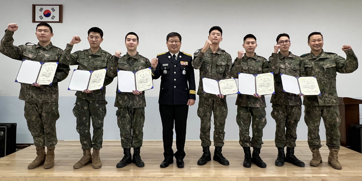 [여수=뉴시스] 변재훈 기자 = 31사단은 사단 이순신여단 예하 여수 정철대대 기동타격대원 7명이 여수소방서으로부터 화재진압 유공 표창을 받았다고 22일 밝혔다.(사진=31사단 제공) 2023.02.22. photo@newsis.com *재판매 및 DB 금지