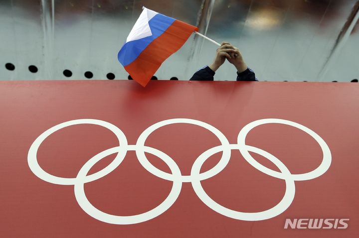 [소치=AP/뉴시스]러시아와 그 동맹국인 벨라루스가 2024년 파리 올림픽에 출전할 선수들을 선발하기 위한 다음 단계로 중국 항저우에서 올해 9월에 개막하는 아시안게임에 참가하도록 초청되었다. 사진은 2014년 2월 러시아 소치에서 열린 동계 올림픽 기간 동안 러시아 국기가 걸려 있는 모습. 2023.07.09.