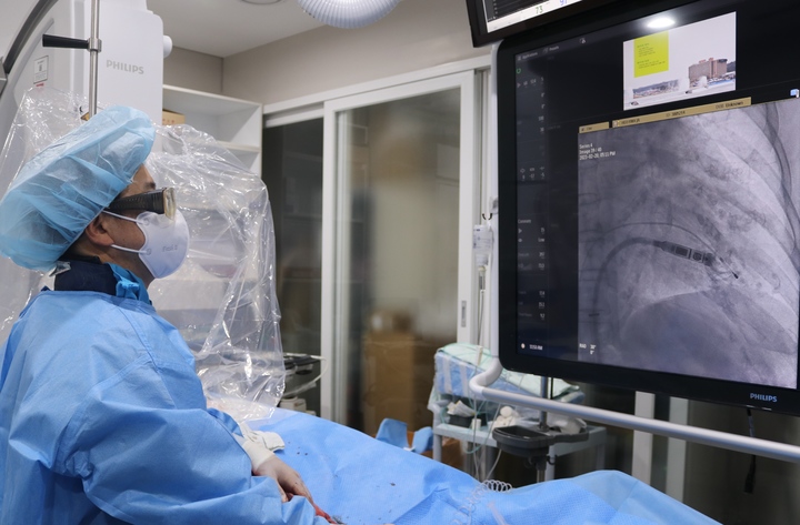 현대우 안동병원 심혈관센터장이 초소형 무선심장박동기 시술을 하고 있다. (사진=안동병원 제공) *재판매 및 DB 금지