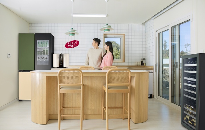 [서울=뉴시스]LG전자가 3월4일부터 스타트업 다자요와 함께 제주 각지의 빈 집을 리모델링한 숙소에 생활가전 체험공간 어나더 하우스를 선보인다. 모델이 '어나더 하우스 파티 스테이 월령'에서 LG 프리미엄 가전을 체험하고 있다. (사진 = LG전자) 2023.2.23. photo@newsis.com *재판매 및 DB 금지