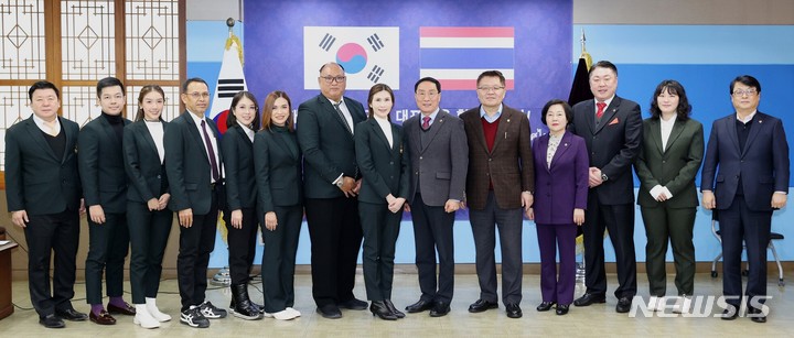 [인천=뉴시스] 이루비 기자 = 인천시의회를 방문한 태국 방콕시의회 대표단. (사진=인천시의회 제공)