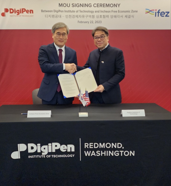 [인천=뉴시스] 김진용 인천경제청장(왼쪽) 디지펜 공과대학 제이슨 추 최고 운영 이사와 상호 협력 양해각서 체결하고 기념촬영을하고 있다. (사진=인천경제청 제공) *재판매 및 DB 금지