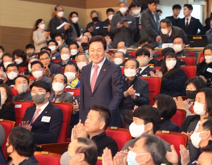 [함양=뉴시스] 박완수 경남도지사가 23일 함양군민과 '도민과의 대화'의 시간을 갖기위해 문화예술회관을 들어서고 있다. *재판매 및 DB 금지