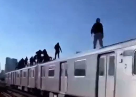 미국 뉴욕에서 달리는 열차 위를 걸어 다니는 ‘지하철 서핑’을 하던 10대가 또 열차에서 추락해 사망했다. 출처 : 트위터 @JMoney3225 *재판매 및 DB 금지