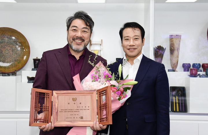 남원시 홍보대사로 위촉된 배우 이원종 씨(왼쪽)가 최경식 남원시장(오른쪽)과 기념사진을 찍고 있다. *재판매 및 DB 금지