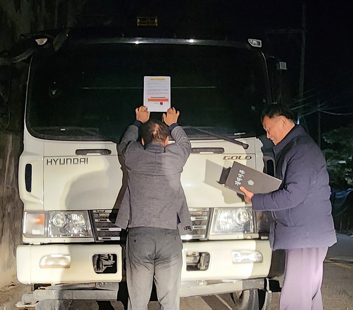 정읍시가 시민의 보행안전과 교통사고 예방을 위해 불법주차된 영업용 대형 화물차량 등을 단속할 예정이다. 3월 단속 기간에 앞선 계도기간, 밤샘추자 대형 화물차에 계도장이 부착되고 있다. *재판매 및 DB 금지