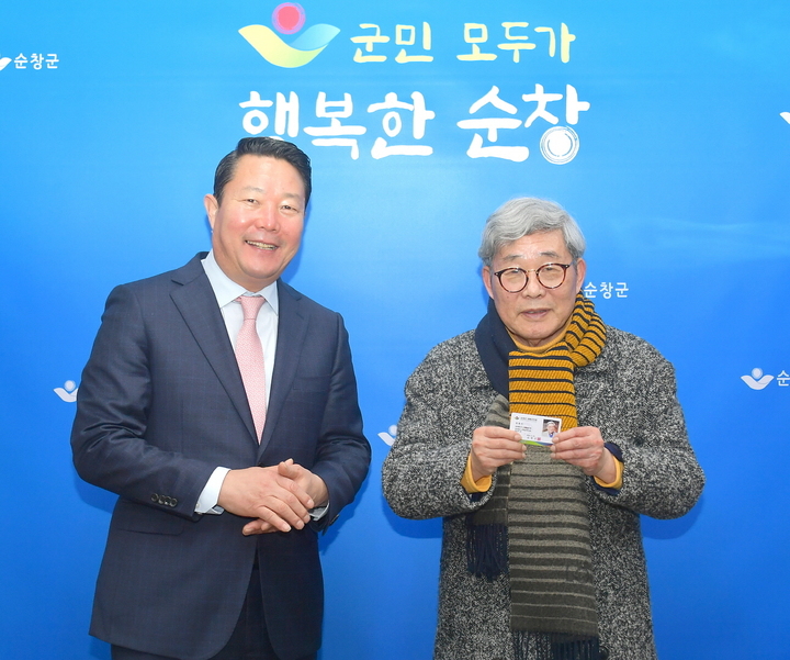 최영일 순창군수(왼쪽)와 작곡가 임종수씨 *재판매 및 DB 금지