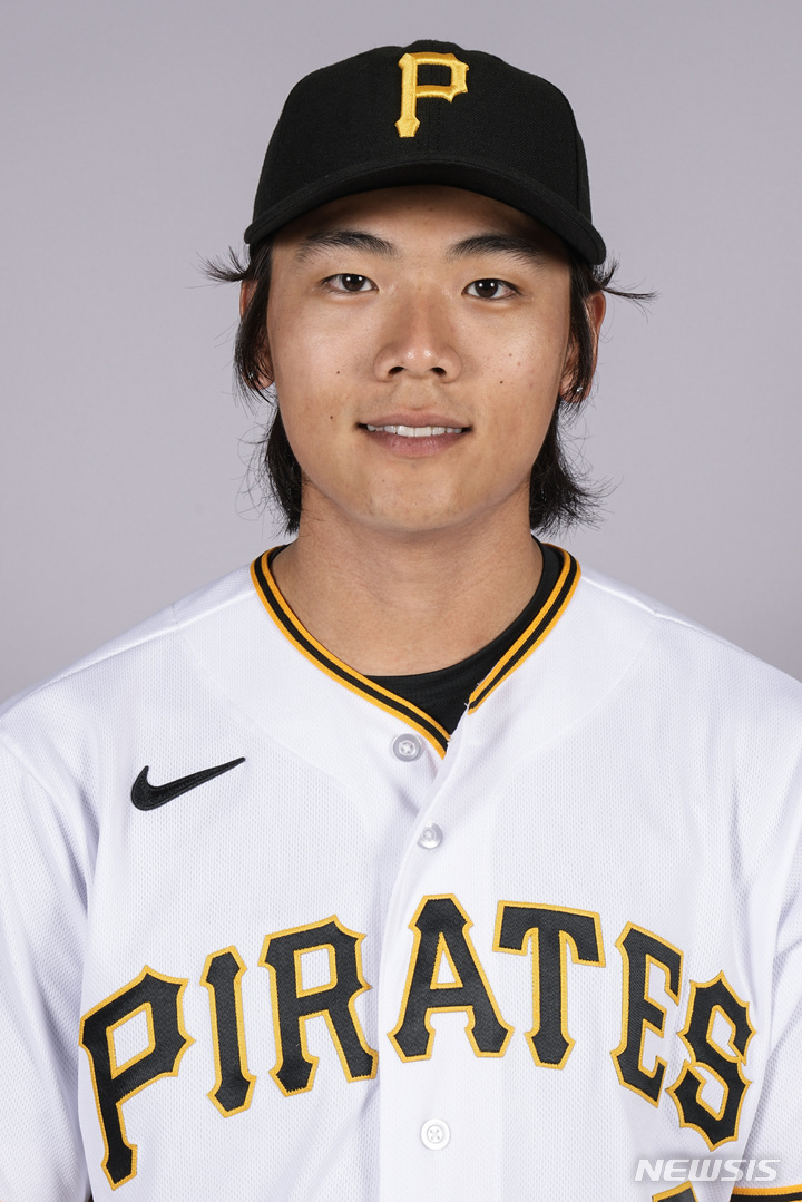 [브레이든턴=AP/뉴시스] 피츠버그 파이어리츠의 배지환이 22일(현지시간) 미 플로리다주 브레이든턴에서 선수단 사진을 촬영하고 있다. 2023.02.23.