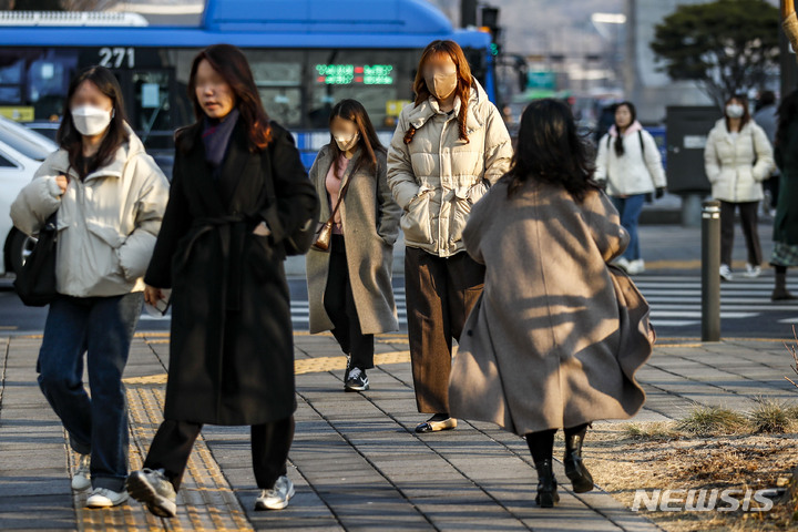 [서울=뉴시스] 정병혁 기자 = 지난 23일 오전 서울 세종대로 인근에서 시민들이 이동하고 있다. 기상청은 서울 오전 최저기온이 영하 1.7도, 오후 최고기온이 6~13도로 큰 일교차를 주의할 것을 당부했다. 2023.02.23. jhope@newsis.com