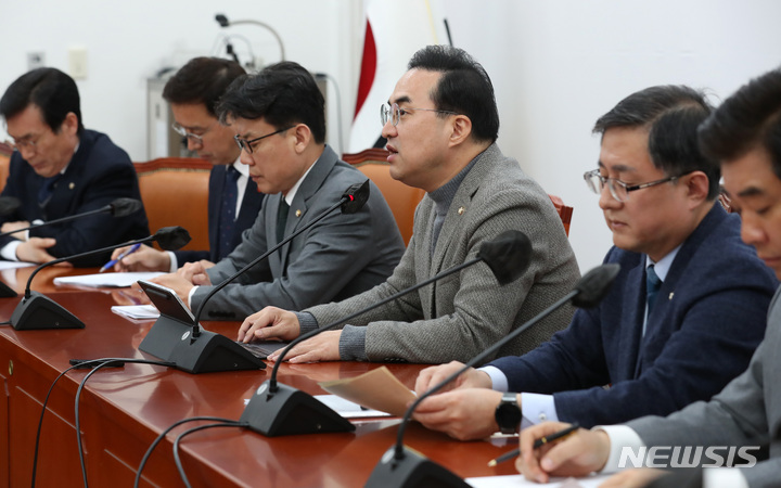 [서울=뉴시스] 이영환 기자 = 박홍근 더불어민주당 원내대표가 23일 오전 서울 여의도 국회에서 열린 정책조정회의에서 발언을 하고 있다. 2023.02.23. 20hwan@newsis.com