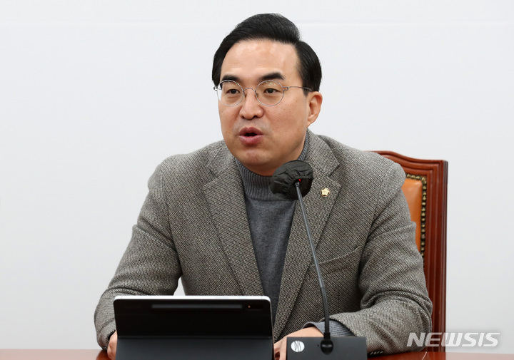 [서울=뉴시스] 이영환 기자 = 박홍근 더불어민주당 원내대표가 23일 오전 서울 여의도 국회에서 열린 정책조정회의에서 발언하고 있다. 2023.02.23. 20hwan@newsis.com