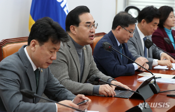 [서울=뉴시스] 이영환 기자 = 박홍근 더불어민주당 원내대표가 23일 오전 서울 여의도 국회에서 열린 정책조정회의에서 발언하고 있다. 2023.02.23. 20hwan@newsis.com