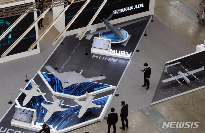 [부산=뉴시스] 하경민 기자 = '2023 드론쇼 코리아' 개막한 23일 부산 해운대구 벡스코 제1전시장을 찾은 관람객들이 대한항공 부스에 전시된 각종 전술 무인기, 스텔스 무인기 등을 살펴보고 있다. 25일까지 열리는 이번 행사에서는 관련 기업 172곳의 드론을 선보이는 전시회와 컨퍼런스, 다양한 체험 이벤트 등이 진행된다. 2023.02.23. yulnetphoto@newsis.com