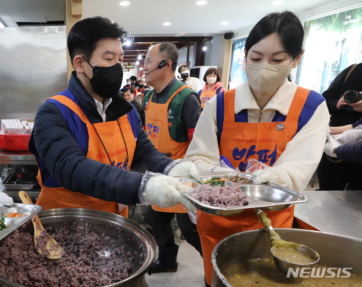 [서울=뉴시스] 김진아 기자 = 23일 서울 동대문구 ‘밥퍼나눔운동본부’ 무료급식소에서 열린 제15기 행복공감봉사단 무료급식 봉사활동에서 최상대 기획재정부 2차관, 행복공감봉사단장인 배우 김소연이 배식 봉사를 하고 있다. 2023.02.23. bluesoda@newsis.com