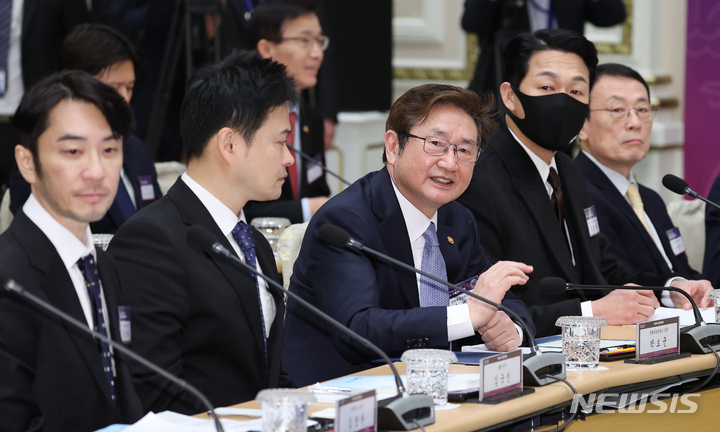 [서울=뉴시스] 전신 기자 = 박보균 문화체육관광부 장관이 23일 청와대 영빈관에서 열린 제4차 수출전략회의에 참석해 있다. (대통령실통신사진기자단) 2023.02.23. photo1006@newsis.com