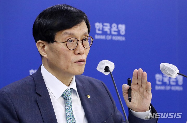 [서울=뉴시스] 사진공동취재단 = 이창용 한국은행 총재가 23일 오전 서울 중구 한국은행에서 열린 통화정책방향 기자간담회에서 취재진 질문에 답하고 있다. 한은 금융통화위원회는 이날 1년 5개월간 이어진 금리 인상을 멈추고 기준금리를 현행 연 3.50%로 동결했다. 2023.02.23. photo@newsis.com