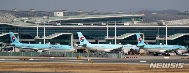 [인천공항=뉴시스] 백동현 기자 = 지난달 23일 오후 인천국제공항 제2여객터미널에 대한항공 비행기가 주기돼 있다. 2023.03.13. livertrent@newsis.com