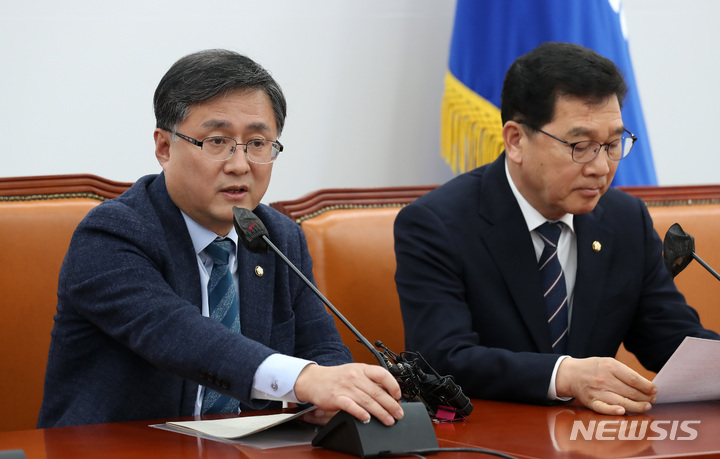 [서울=뉴시스] 이영환 기자 = 김성환 더불어민주당 정책위의장이 23일 오후 서울 여의도 국회에서 양곡관리법 관련 기자간담회를 하고 있다. 2023.02.23. 20hwan@newsis.com