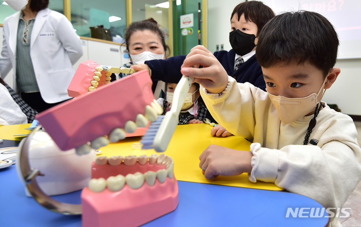 [대구=뉴시스] 대구 달서구보건소가 코로나19로 인해 중단됐던 보건소 업무의 전면 재개를 앞두고 지난 2월23일 오전 관내 어린이집 10곳을 대상으로 구강건강 교실을 시범 운영하고 있다. (사진=뉴시스DB). 2023.04.30. photo@newsis.com