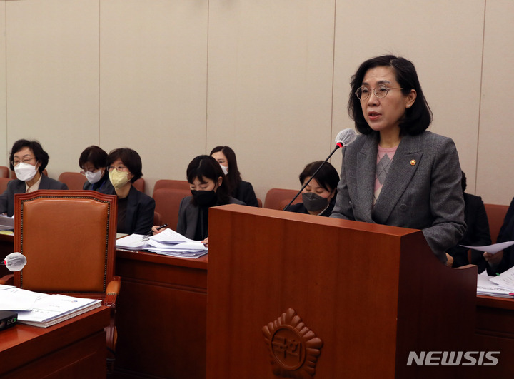 [서울=뉴시스] 전진환 기자 = 김현숙 여성가족부장관이 23일 오후 서울 여의도 국회에서 열린 여성가족위원회 전체회의에서 법안 가결에 대한 인사말을 하고 있다. 2023.02.23 amin2@newsis.com