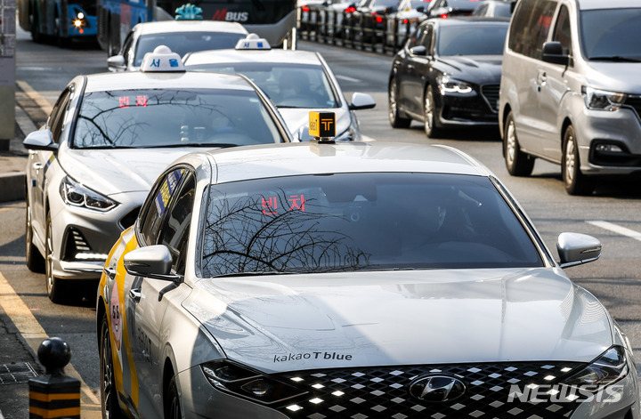 [서울=뉴시스] 정병혁 기자 = 택시기사의 생산고에 따른 임금은 최저임금 계산에서 제외한다는 법률은 합헌이라는 헌법재판소 판단이 나왔다. 23일 서울시내 택시승강장에서 택시들이 손님을 기다리고 있다. 2023.02.23. jhope@newsis.com