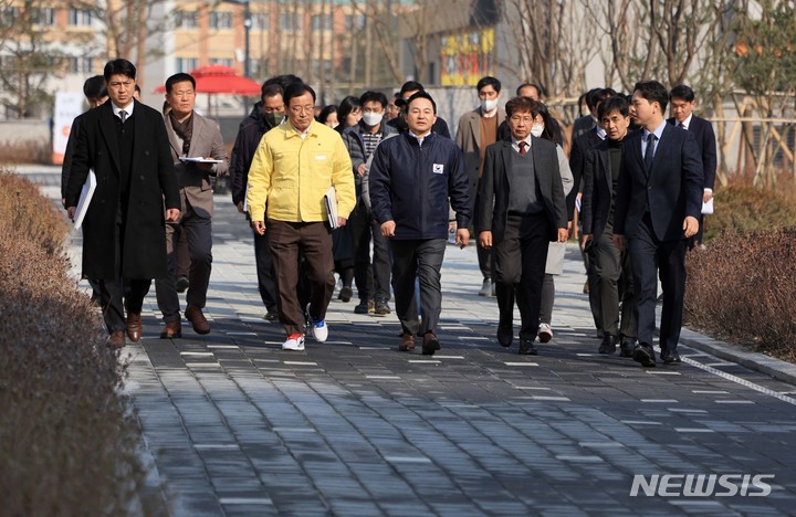 [하남=뉴시스] 김선웅 기자 = 원희룡 국토교통부 장관이 23일 경기 하남시 소재 공공지원민간임대주택에서 하자 세대를 점검하기 위해 현장으로 이동하고 있다. 2023.02.23. mangusta@newsis.com