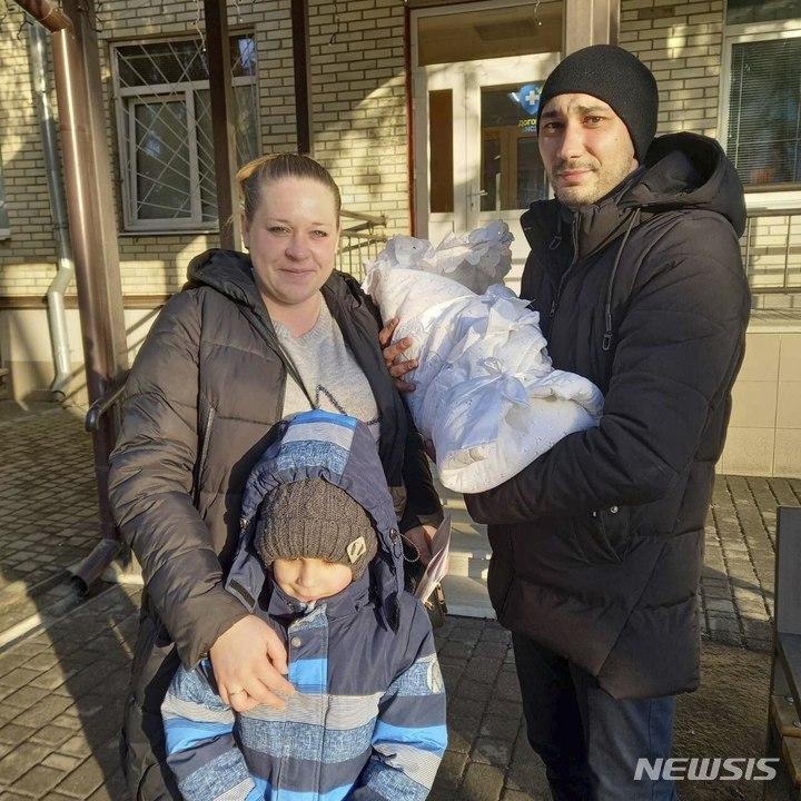 [키이우=AP/뉴시스] 우크라이나에서 전쟁으로 인해 출산율이 급격히 줄어들었고 출산하더라도 적절한 치료를 받지 못하거나 아예 임신과 출산을 미루고 있는 부부가 늘고 있다고 10일(현지시간) 영국 BBC는 보도했다. 사진은 전쟁 중에도 아이를 낳은 우크라이나 부부와 가족. 2023.09.11.