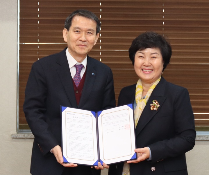 신혜경(오른쪽) 대외협력처장이 협약을 체결하고 있다 (사진=구미대 제공) *재판매 및 DB 금지
