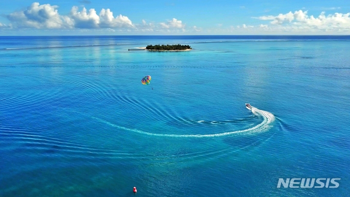 [서울=뉴시스] 사이판 명소 마나가하섬에서 즐기는 패러세일링. (사진=마리아나관광청 제공) 2023.02.24. photo@newsis.com *재판매 및 DB 금지