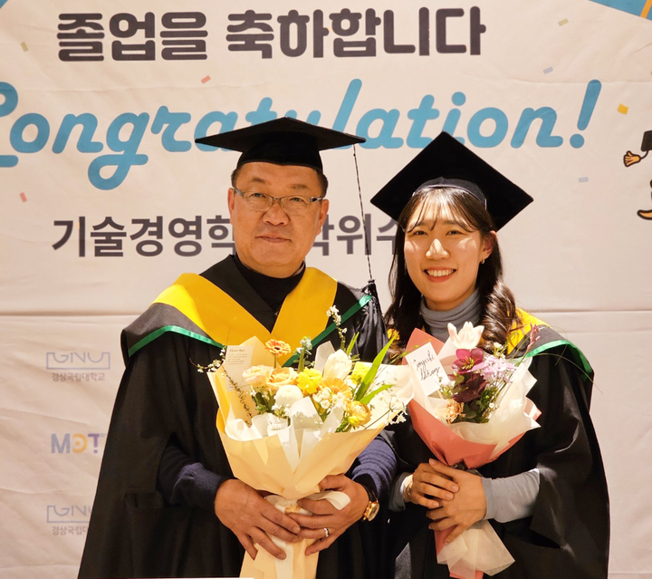 [진주=뉴시스]경상국립대 대학원 MOT 서종철·효정씨 부녀. *재판매 및 DB 금지