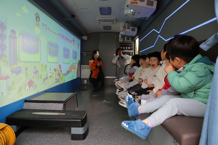 유치원생들이 논산소방서의 찾아가는 이동안전체험차량에서 소방교육을 받고 있다. 2023. 02. 24. 논산소방서 *재판매 및 DB 금지