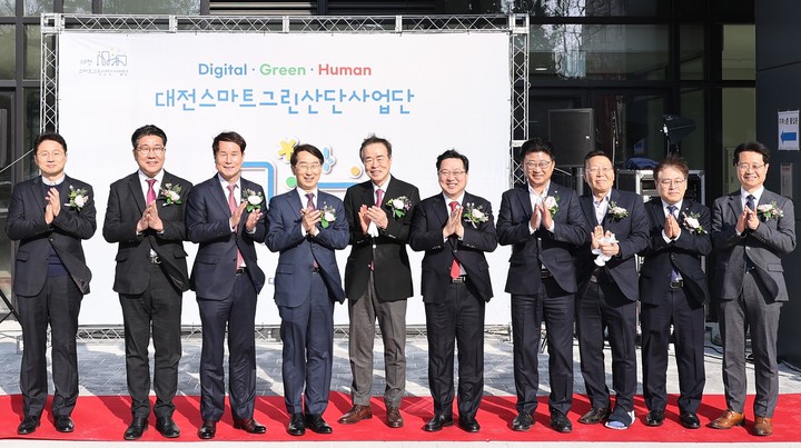 [대전=뉴시스] 조명휘 기자 = 대전스마트그린산단 사업단 출범식이 24일 대덕구 대화동 일원에서 이장우 시장과 김정환 한국산업단지공단 이사장, 최충규 대덕구청장, 이상래 대전시의의장, 김종민 대전산업단지관리공단 이사장 등이 참석한 가운데 열리고 있다. (사진= 대전시 제공) 2023.02.24. photo@newsis.com *재판매 및 DB 금지
