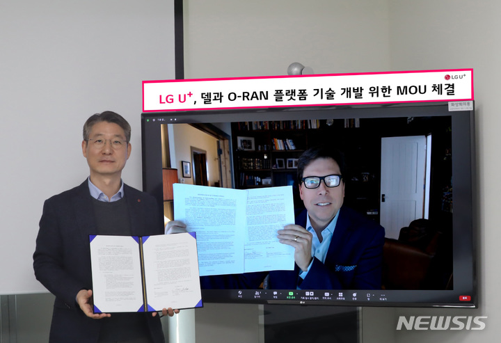 [서울=뉴시스]LG유플러스가 글로벌 통신장비 제조업체인 델 테크놀로지스와 오픈랜(O-RAN) 플랫폼 분야 연구·개발을 위한 업무협업(MOU)을 했다고 26일 밝혔다. 사진은 지난 23일 온라인 화상회의 방식으로 진행된 업무협약식에 참석한 LG유플러스 권준혁 네트워크부문장(왼쪽)과 델 데니스 호프만 수석 부사장의 모습. (사진=LG유플러스 제공)
