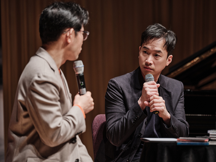 [서울=뉴시스] 재즈 전문지 '재즈피플' 편집장인 김광현 대중음악 평론가(왼쪽), 정재일. 2023.02.24. (사진 = 유니버설 뮤직 제공) photo@newsis.com *재판매 및 DB 금지