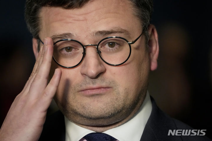 [뉴욕=AP/뉴시스]우크라이나가 대대적인 인적 쇄신을 단행하는 가운데 드미트로 쿨레바 우크라이나 외무장관의 사임이 안드리 예르마크 우크라이나 대통령실 비서실장과 불화 때문이라는 주장이 제기됐다. 예르마크 비서실장은 볼로디미르 젤렌스키 우크라이나 대통령의 최측근으로 정권에서 실권을 행사하는 인물로 잘 알려져 있다. 사진은 쿨레바 장관이 지난해 2월23일(현지시각) 미국 뉴욕 유엔본부에서 취재진과 만나는 모습. 2024.09.05.