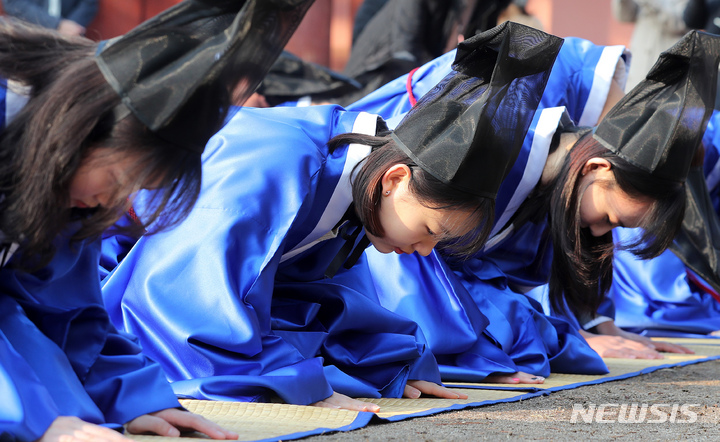 [서울=뉴시스] 백동현 기자 = 24일 오전 서울 종로구 성균관대학교 대성전에서 신입생들이 입학식에 앞서 고유례를 지내고 있다. 2023.02.24. livertrent@newsis.com