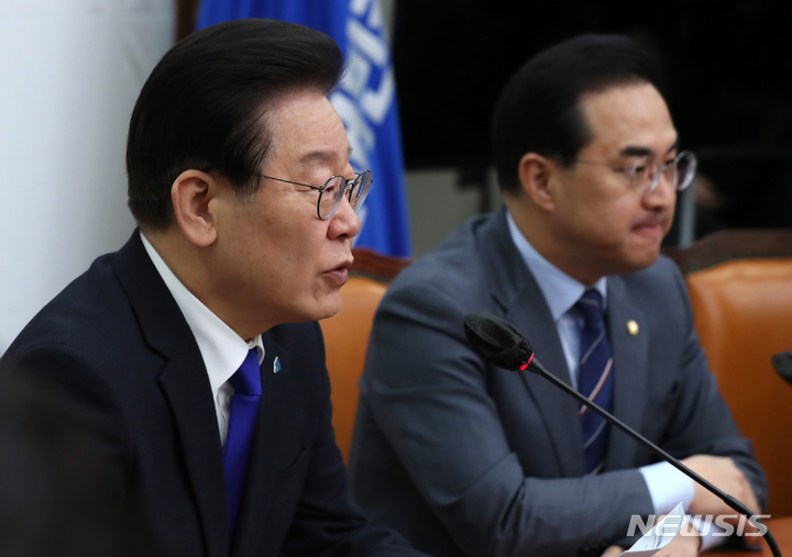 [서울=뉴시스] 이영환 기자 = 이재명 더불어민주당 대표가 지난 24일 오전 서울 여의도 국회에서 열린 최고위원회의 에서 발언을 하고 있다. 2023.02.24. 20hwan@newsis.com