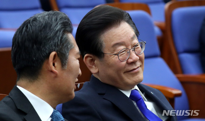 [서울=뉴시스] 추상철 기자 = 이재명 더불어민주당 대표가 24일 오후 서울 여의도 국회에서 열린 의원총회에 참석해 정청래 최고위원과 대화하고 있다. 2023.02.24. scchoo@newsis.com