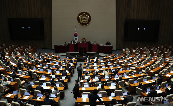 [서울=뉴시스] 이영환 기자 = 24일 오후 서울 여의도 국회 본회의장에서 열린 403회국회(임시회) 제7차 본회의에서 국민의힘이 추천한 진실·화해를위한과거사정리위원회 이제봉 위원의 선출안이 더불어민주당 주도로 부결되자 국민의힘 의원들이 퇴장해 정회가 선포되어 있다. 2023.02.24. 20hwan@newsis.com