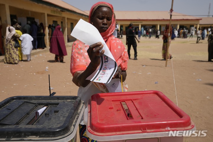[욜라(나이지리아)=AP/뉴시스] 아프리카 나이지리아에서 25일(현지시간) 무함마두 부하리 대통령의 후임을 뽑는 대통령 선거가 시작됐다. 나이지리아 욜라의 한 투표소에서 한 유권자가 투표를 하고 있다. 2023.02.25