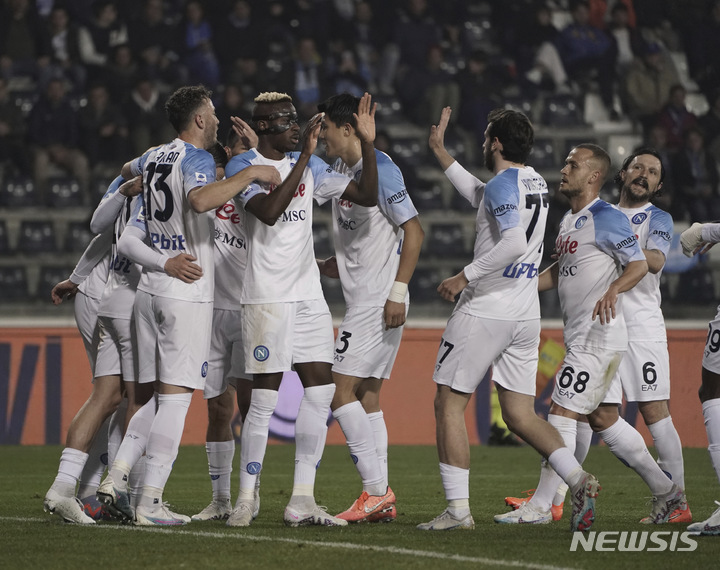 [엠폴리=AP/뉴시스] 나폴리의 빅터 오시멘(왼쪽에서 세번째)이 26일(한국시간) 이탈리아 엠폴리의 스타디오 카를로 카스테야니에서 열린 엠폴리와 2022~23 이탈리아 세리에A 원정경기에서 팀의 두 번째 골을 넣은 뒤 김민재 등 동료들과 기쁨을 나누고 있다. 2023.02.26.