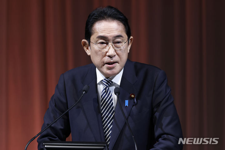 [도쿄=AP/뉴시스]기시다 후미오 일본 총리가 5일 일본 최대 노동조합인 렌고(連合·일본노동조합총연합회)의 정기 대회에 참석했다. 사진은 기시다 후미오 일본 총리 겸 자민당 총재가 지난 2월 도쿄에서 열린 자민당 연례 전당대회에서 연설하는 모습. 2023.10.05.