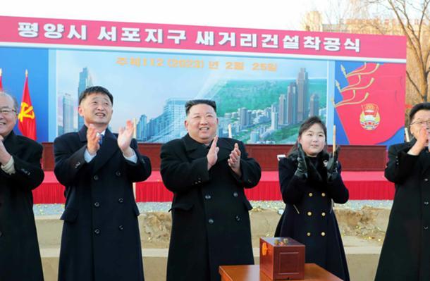 [서울=뉴시스] 26일 노동신문은 '평양시 서포지구 새 거리건설착공식 진행 경애하는 김정은동지께서 격동적인 연설로 청년전위들을 고무격려해주시고 착공의 첫삽을 뜨시였다' 기사를 통해 김정은이 딸 김주애와 함께 착공식 기념 행사에 참석한 사진을 공개했다. (사진=노동신문) 2023.02.26. photo@newsis.com   *재판매 및 DB 금지