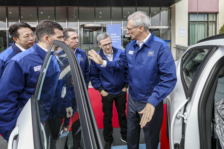 [서울=뉴시스]제너럴 모터스는 24일 창원공장에서 쉐보레 트랙스 크로스오버 북미 모델의 양산 기념식을 개최하고, 북미를 중심으로 글로벌 시장을 겨냥해 본격적인 양산에 돌입했다. 로베르토 렘펠 GM 한국사업장 사장이 기념식에서 쉐보레 트랙스의 초기 양산 모델을 점검하며, 무결점 제조 품질의 중요성을 강조하고 있다.(사진=GM 제공) photo@newsis.com&nbsp; *재판매 및 DB 금지