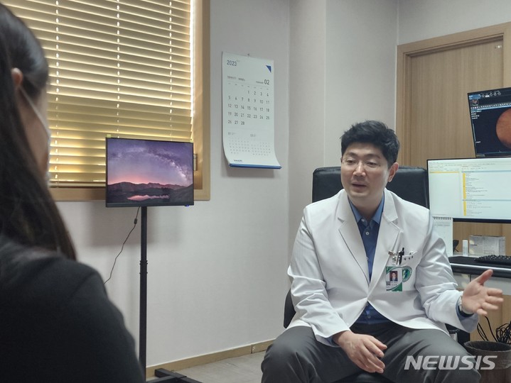 [인천=뉴시스] 이루비 기자 = 남상휴 인천나은병원 안과 과장이 진료실에서 뉴시스와 인터뷰하고 있다. 2023.02.26. ruby@newsis.com
