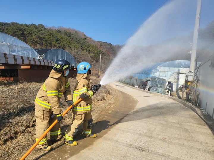 광주 동부소방서는 지난 24일 동구 선교동에서 주거용 비닐하우스 단지 화재 상황을 가정한 현장대응훈련을 실시했다고 26일 밝혔다. (사진 = 광주 동부소방서 제공) 2023.02.26. photo@newsis.com *재판매 및 DB 금지