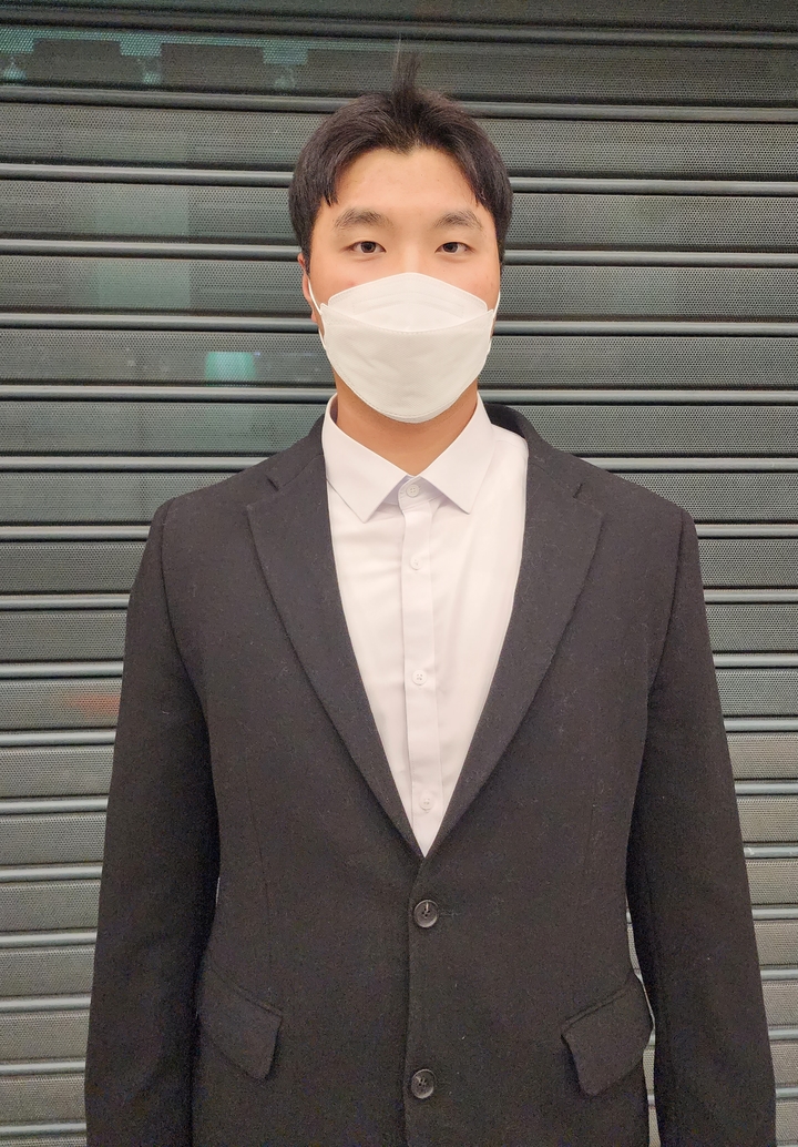 [인천공항=뉴시스] 김희준 기자 = 미국 애리조나주 투손에서 진행된 1차 스프링캠프를 마치고 26일 인천공항을 통해 귀국한 KIA 타이거즈 변우혁. 2023.02.26jinxijun@newsis.com *재판매 및 DB 금지