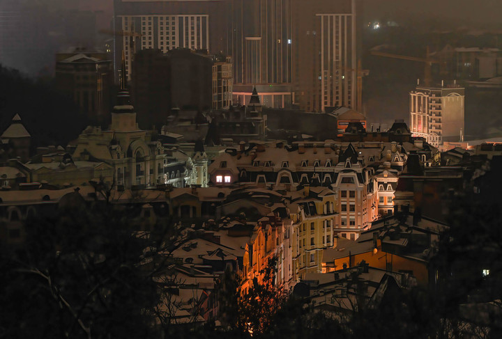 러시아의 전력시설 집중공격으로 겨우내 고통을 겪은 우크라이나가 봄이 되면서 러시아의 '얼려 죽이기 작전'을 이겨냈다. 사진은 11월 말 정전된 수도 키이우.&nbsp; *재판매 및 DB 금지